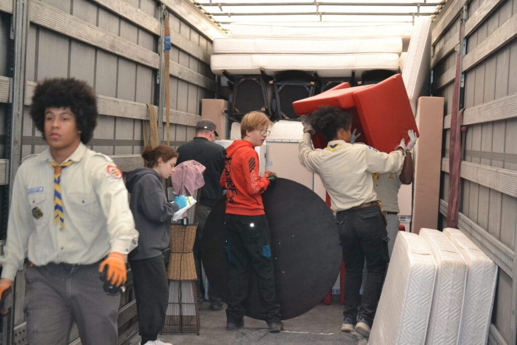 Spende und Verladen der alten Hotelmöbel