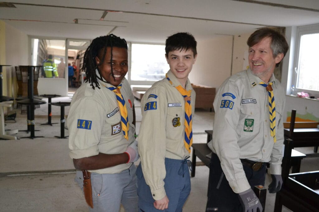 Pfadfinder beim Verladen der Hotelmöbel