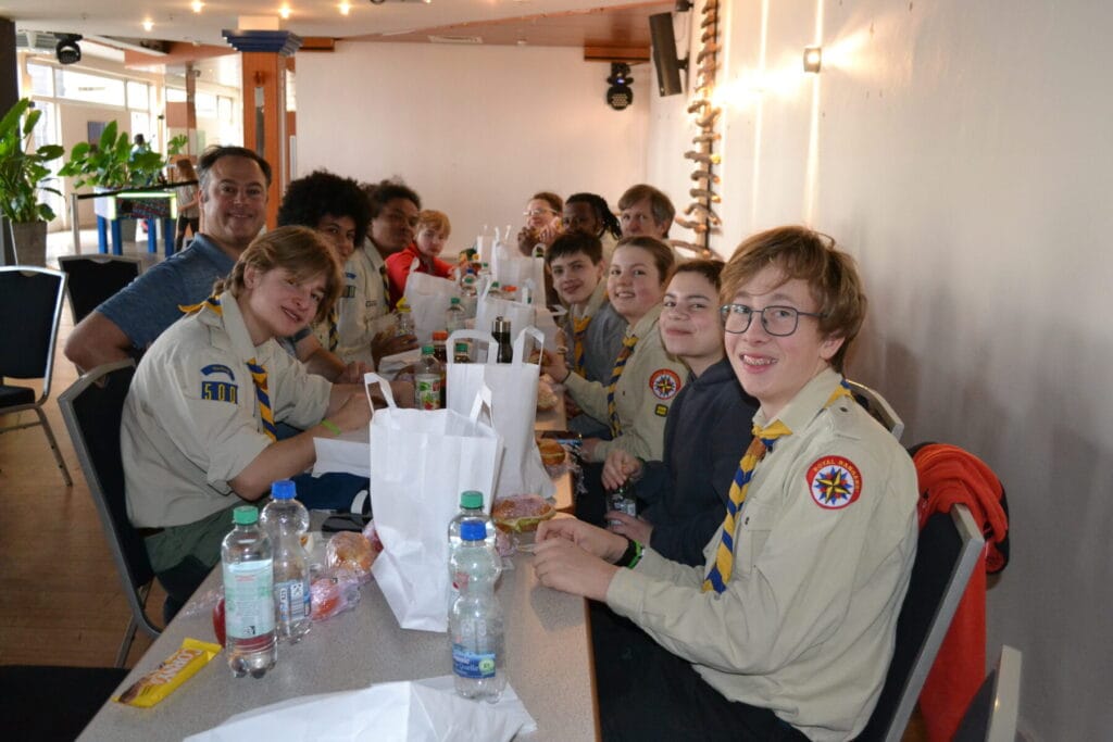 Pfadfinder beim Mittagessen