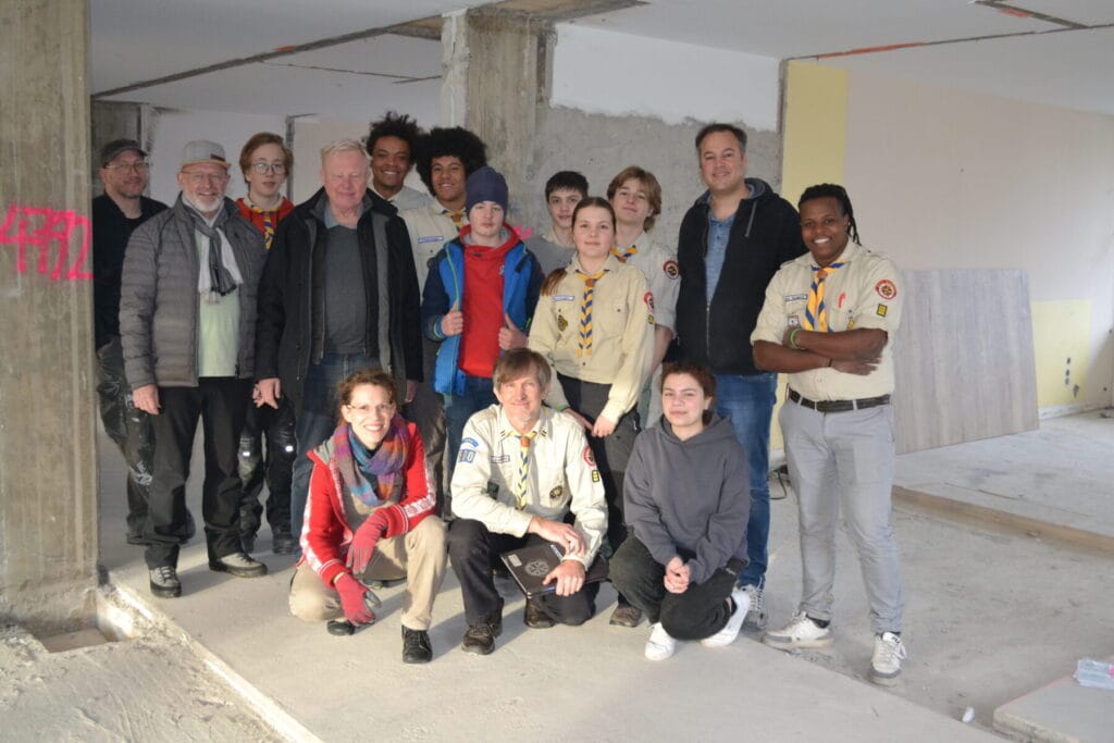Gruppenbild Pfadfinder und Hoteldirektor Ben Baars
