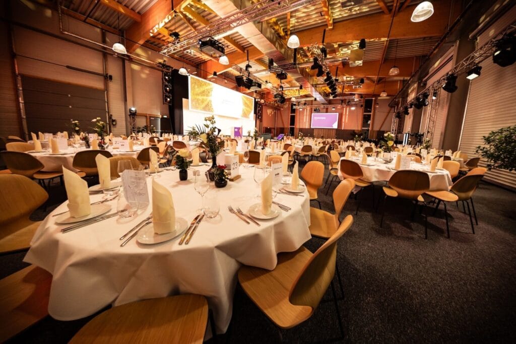 Gedeckter Veranstaltungssaal für 400 Personen mit Bühne