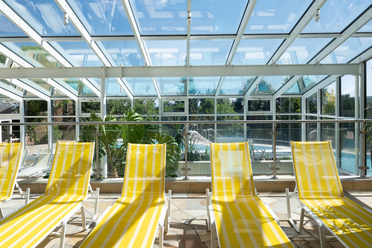 Liegebereich im Schwimmbad des Rhön Park Aktiv Resorts
