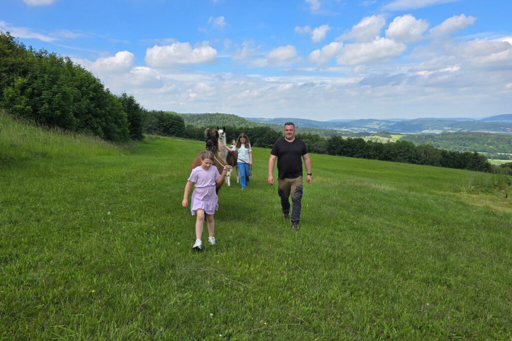 Lama Wanderung im Rhön Park Aktiv Resort
