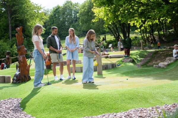 RPH-25_DSC_1651_CT 72dpi Familie beim Rhön MiniGolf